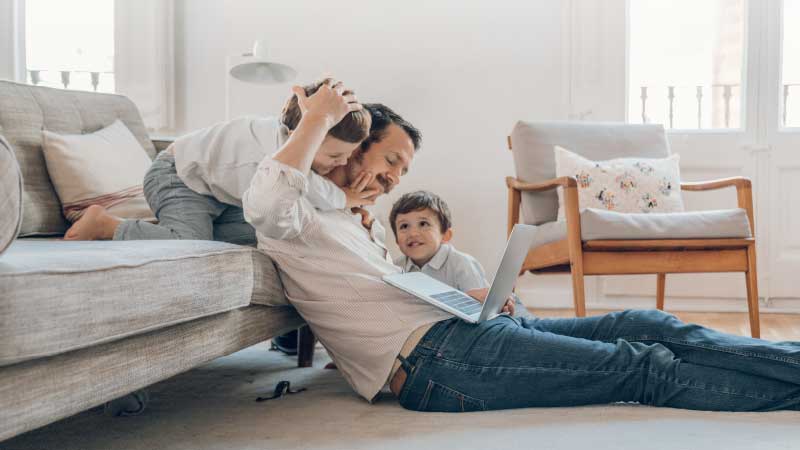 Pais e filhos com um portátil